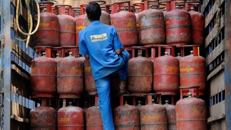 Gas Cylinder Price: महंगाई का एक और डंक, अक्टूबर के पहले ही दिन महंगा हुआ सिलेंडर