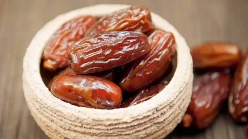 Health Benefits of Dates : रात को सोने से पहले रोज खाएं खजूर, मिलेंगे ढेरों फायदे