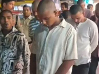 भारत की जीत पर कर रहे थे हुड़दंग, पुलिस ने एक-एक को पकड़कर किया गंजा, निकाली परेड